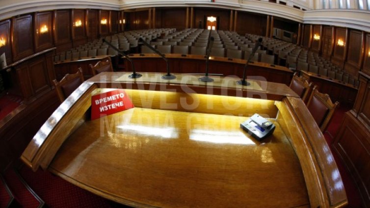 В парламента работят така: Час-два работа и заплата над 3 бона! 