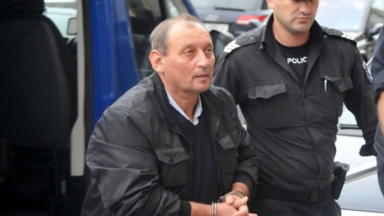 Съдът пусна под домашен арест обвинения в блудство директор