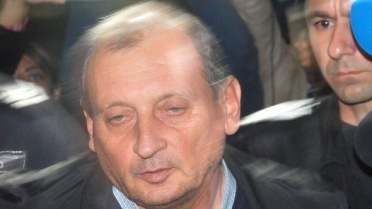 Обвинението отсича: Директорът галел и целувал ученичката!