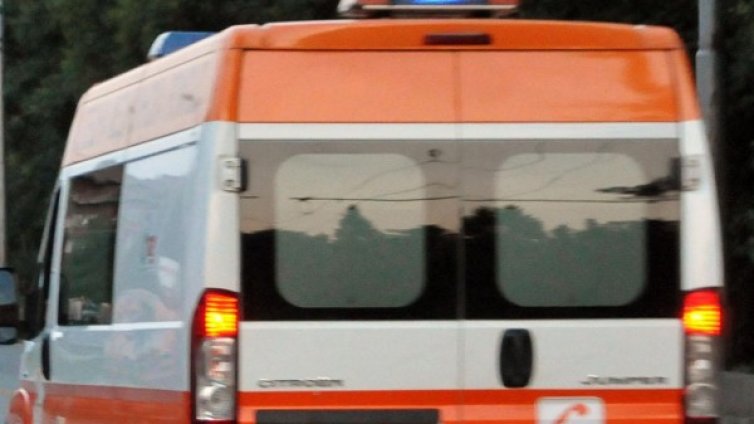 Кола се заби в автобус във Варненско, 40-годишен загина