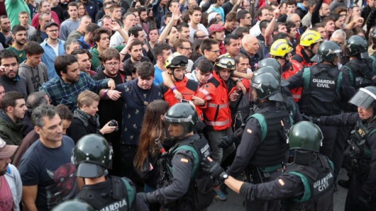 Сблъсъци в Каталуния: Полицаи щурмуват секции и изнасят урни