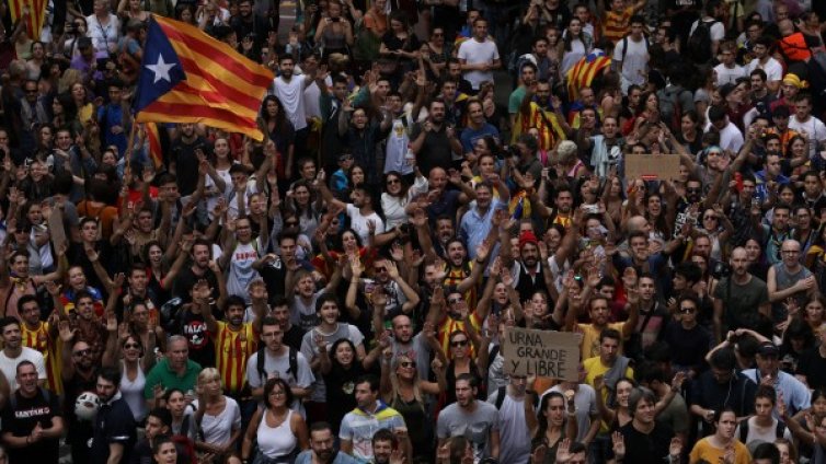 Каталуния протестира и стачкува, Мадрид негодува 