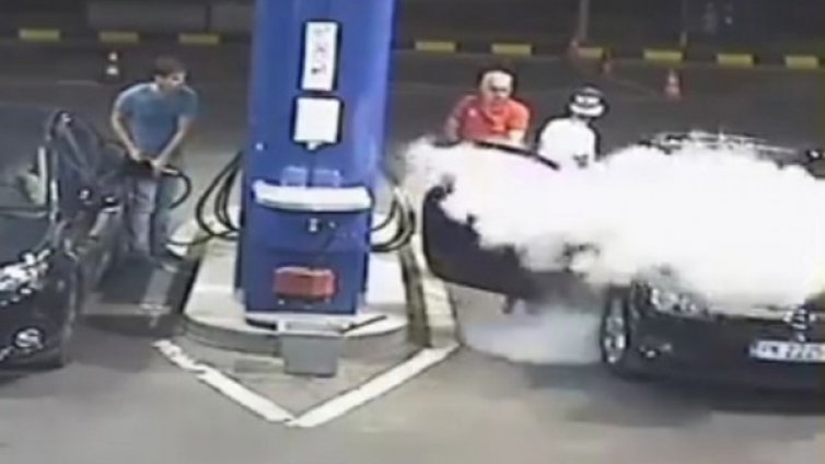 На бензиностанция: Загасиха цигара на пернишки гъзар с пожарогасител