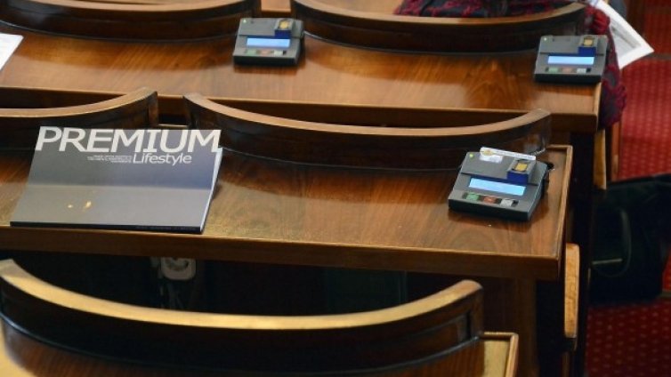 В декларациите на властта: Скъпи уроци, приятелки и чужди коли