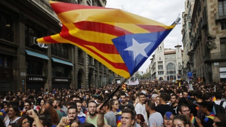 Мадрид иска избори в Каталуния, така ще бори кризата