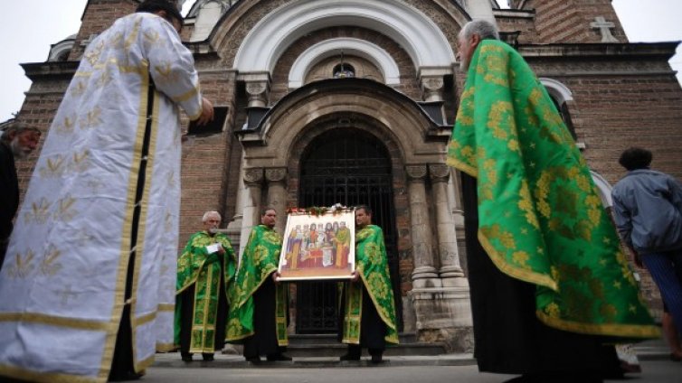 Глад за свещеници! Те са само 800, мнозина напускат България