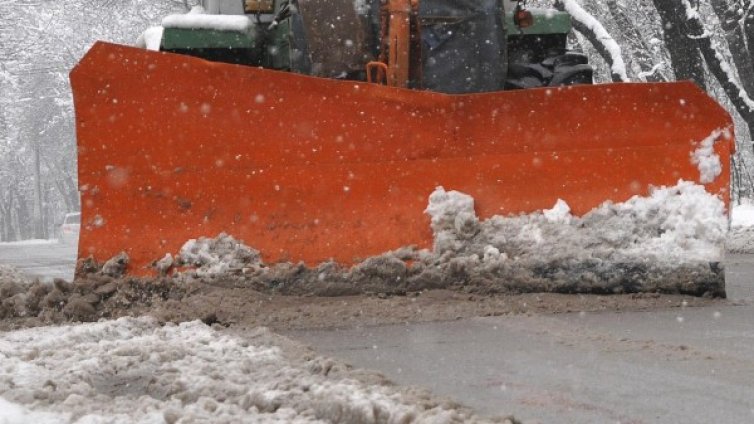 Чистят сняг и паднали клони по пътищата на Витоша