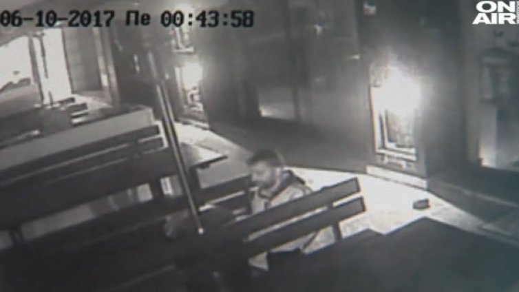 В мрежата: Нагъл апаш отмъква газова бутилка от пицария