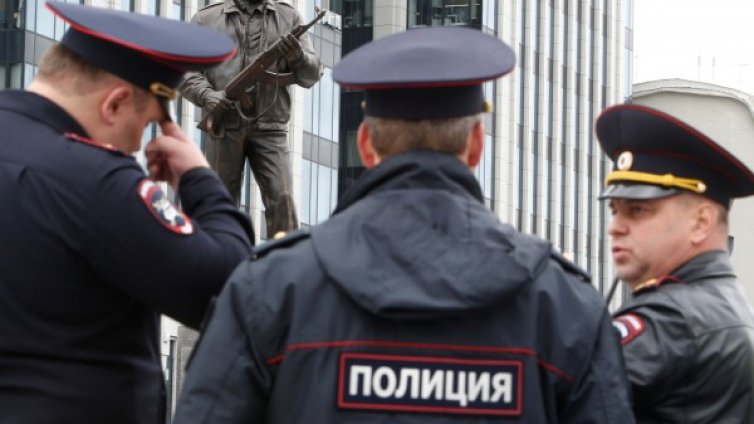 Четирима от ИД с белезници в Москва и Махачкала