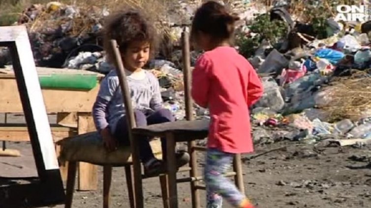 Багерите влязоха с полиция в "Орландовци", бутат незаконни къщи