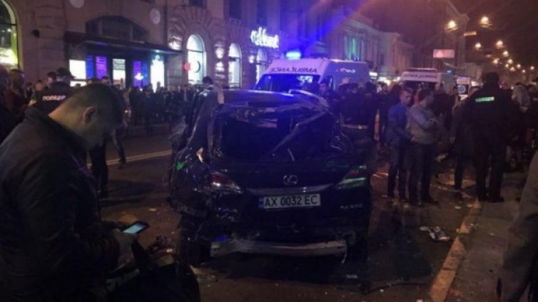 Джип се заби в пешеходци в Харков. Петима са починали