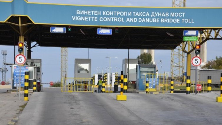 Задържаха деветима иранци на "Дунав мост"