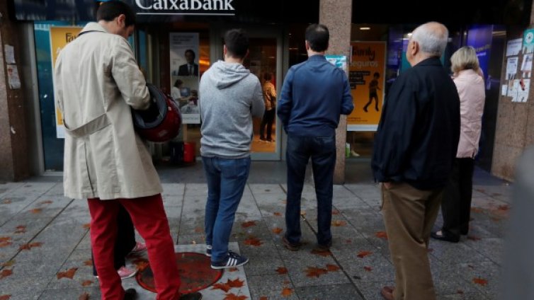 Протест: Каталунци теглят пари от изнеслите се банки 