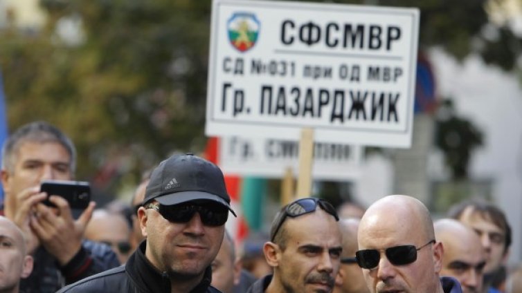 Полицаи на протест: За заплати, за промяна в закона...