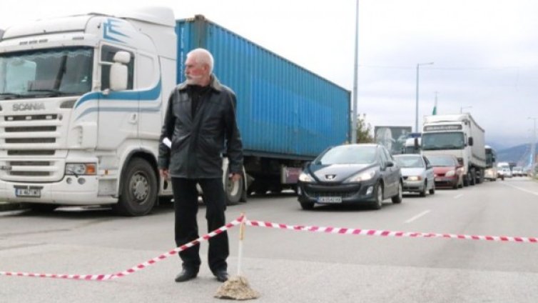 Мъж загради шосе в Пловдив и не пуска колите! Негово било!