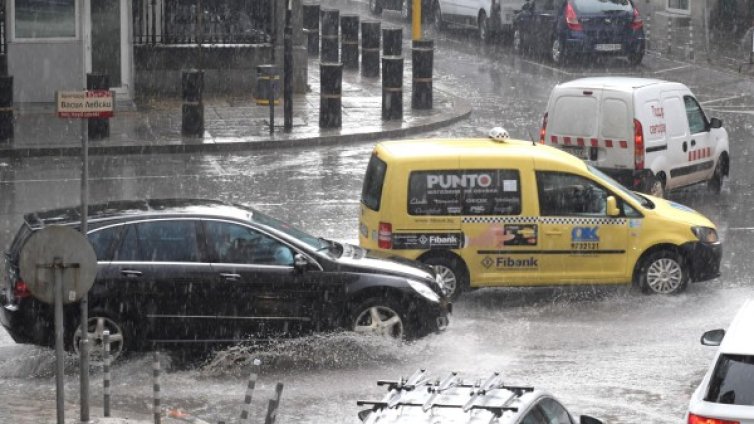 Вятър, дъжд и още студ! Времето остава лошо