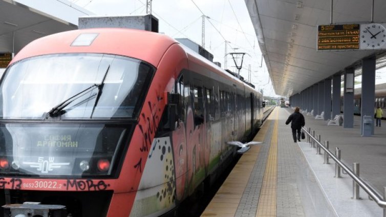 Заради зимното часово време БДЖ променя разписанието на 13 влака