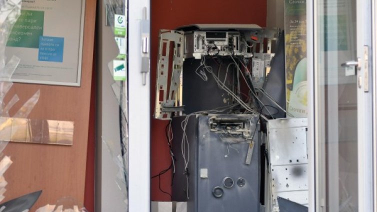 Ударът по банкоматите:  До 60 бона отмъкнали в Банкя, в "Левски" - нищо!