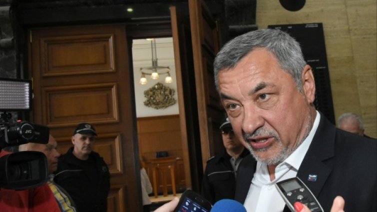 Валери Симеонов за Бюджет 2018: Богата пица "Калцоне"