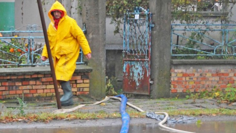 Жълт код за дъжд в 12 области, в 4 &ndash; за силен вятър