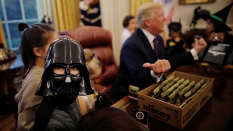 Дарт Вейдър в Овалния офис: Хелоуин подрани!