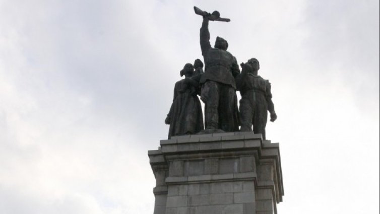 Руски протест: Вандалски акт срещу паметника на Съветската армия 