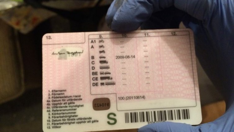 Задържаха 10 души при акция, правили фалшиви паспорти