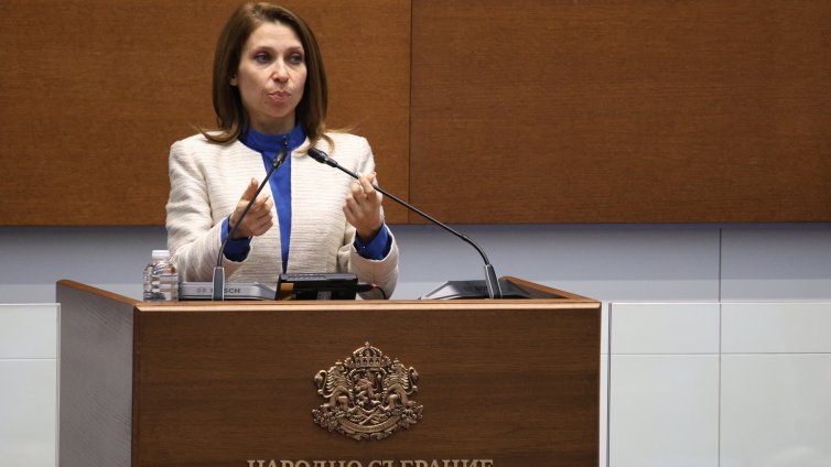 Искра Михайлова: България все още остава на страната на войната