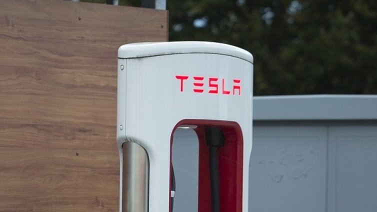 Tesla ще произвежда по-малко коли Model S и Model X