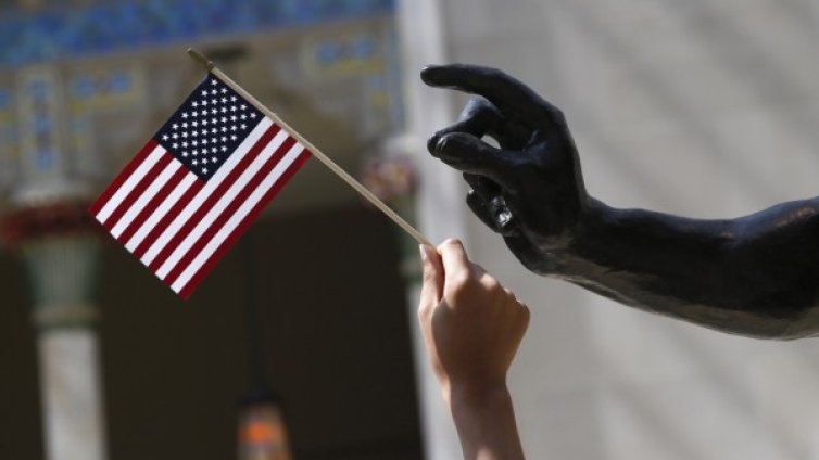 По 100 000 българи кандидатстват за зелена карта годишно