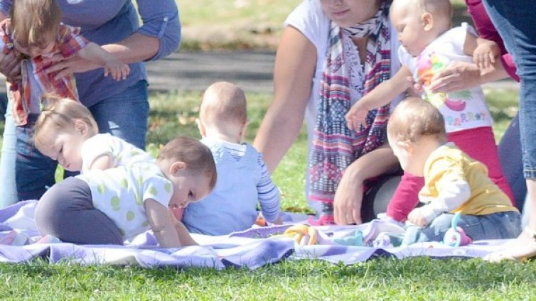 Над 2100 родители се надяват на детегледач по програма
