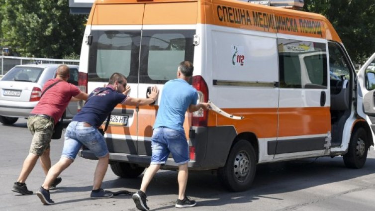 Чакаме Бърза помощ, а линейките - морално и технически на ръба