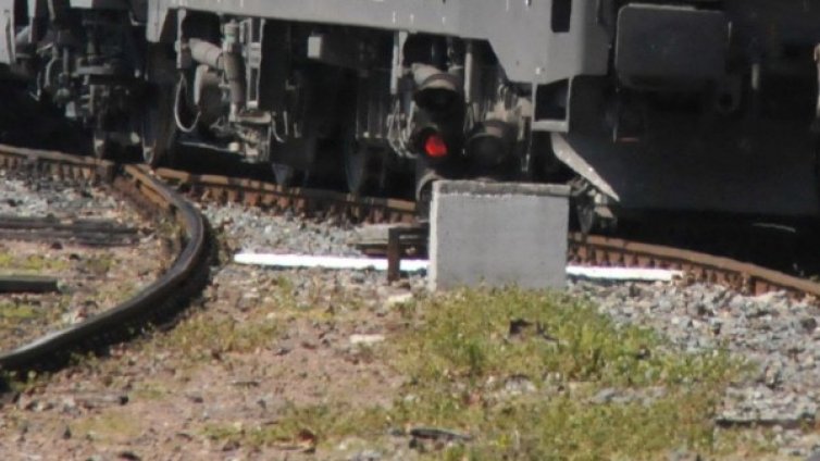 Млада жена се хвърли пред влак, с опасност за живота е