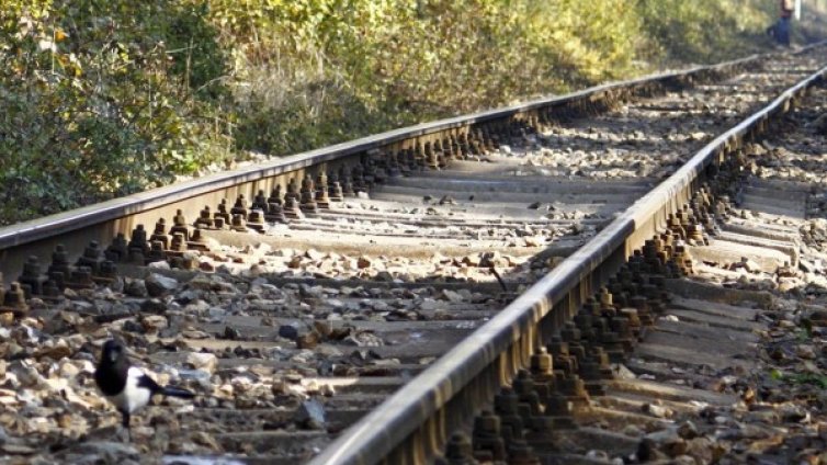 Влак удари джип на прелез, минал при спуснати бариери