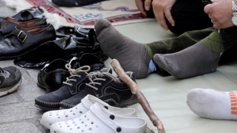 Напрежение в Париж &ndash; мюсюлмани се молят на площада