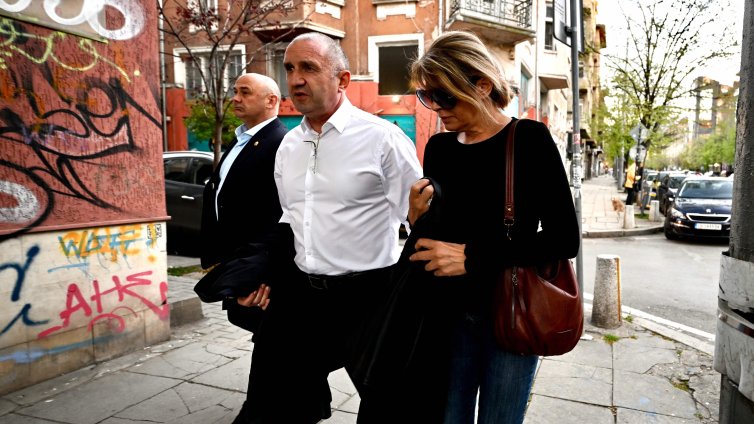 Вучич поздрави Радев за победата му в парламентарните избори