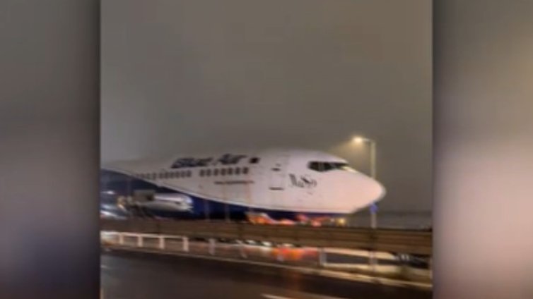 Огромен самолет по улиците на Букурещ предизвика конспирации в Румъния ВИДЕО