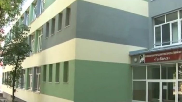 Откриха камера в дамската тоалетна на училище