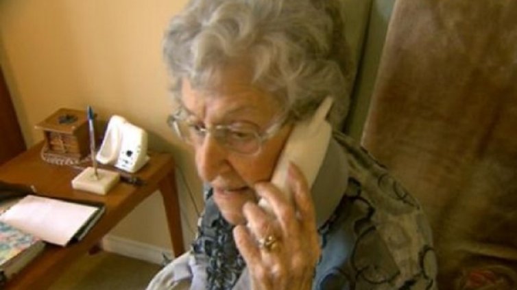 Възрастна жена хвърли през прозореца пари за апаши