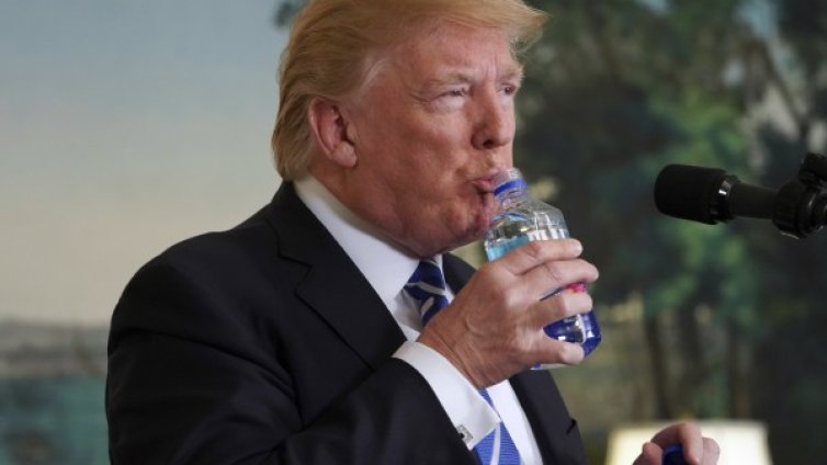 Две глътки вода &ndash; достатъчни! И Тръмп разпали социалните мрежи