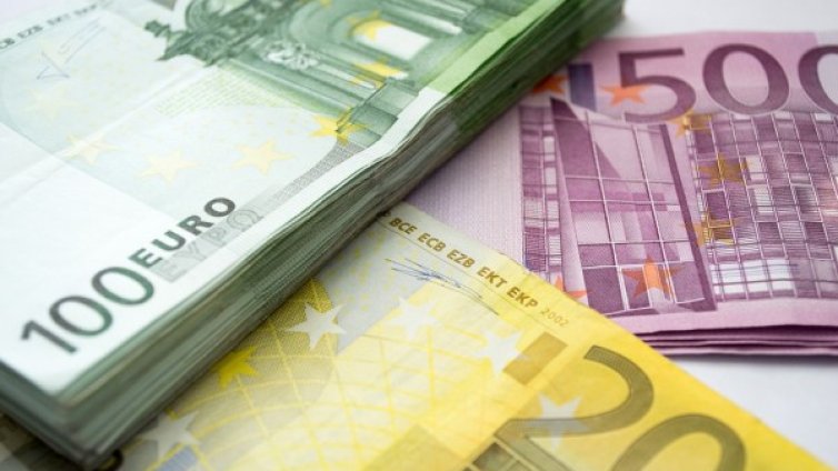Задържаха мъж и жена за пране на ?375 000