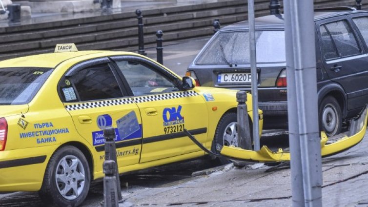 Кола и такси се удариха близо до Операта в София