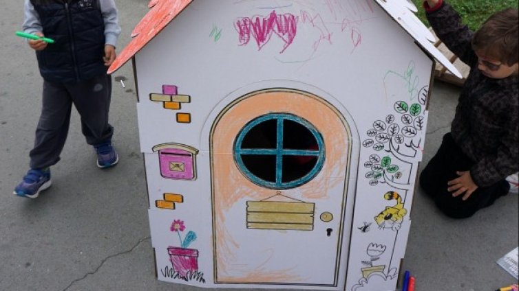 Нов блок &ndash; хубаво, но строителите тероризират детска градина!