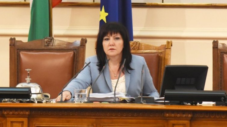 Караянчева: Трябва да се спре с хамалския език в парламента!