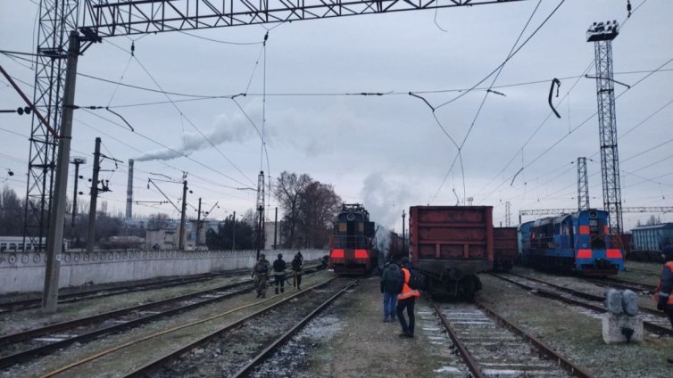 Руснаци удариха с дрон дизелов локомотив и родилен дом в Запорожка област