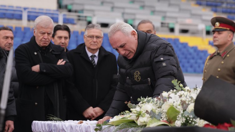 От Стоичков до Бербатов: България се сбогува с великия Димитър Пенев СНИМКИ