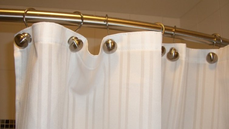 Глоба от КЗП за семеен хотел &ndash; нямали завеси в баните!