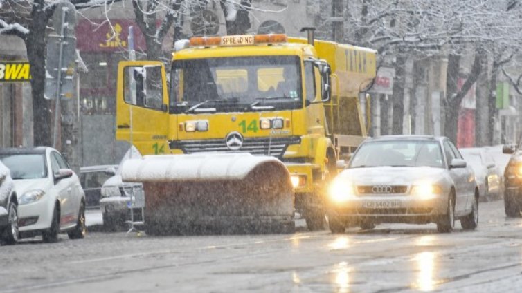 110 снегорина в готовност да "ловят" снежинки в София