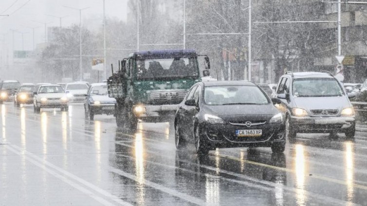 Трафикът в София &ndash; интензивен, но пътищата са почистени