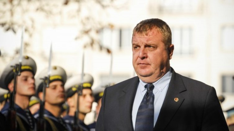 Каракачанов загрижен: Има пропуски във Военна академия!